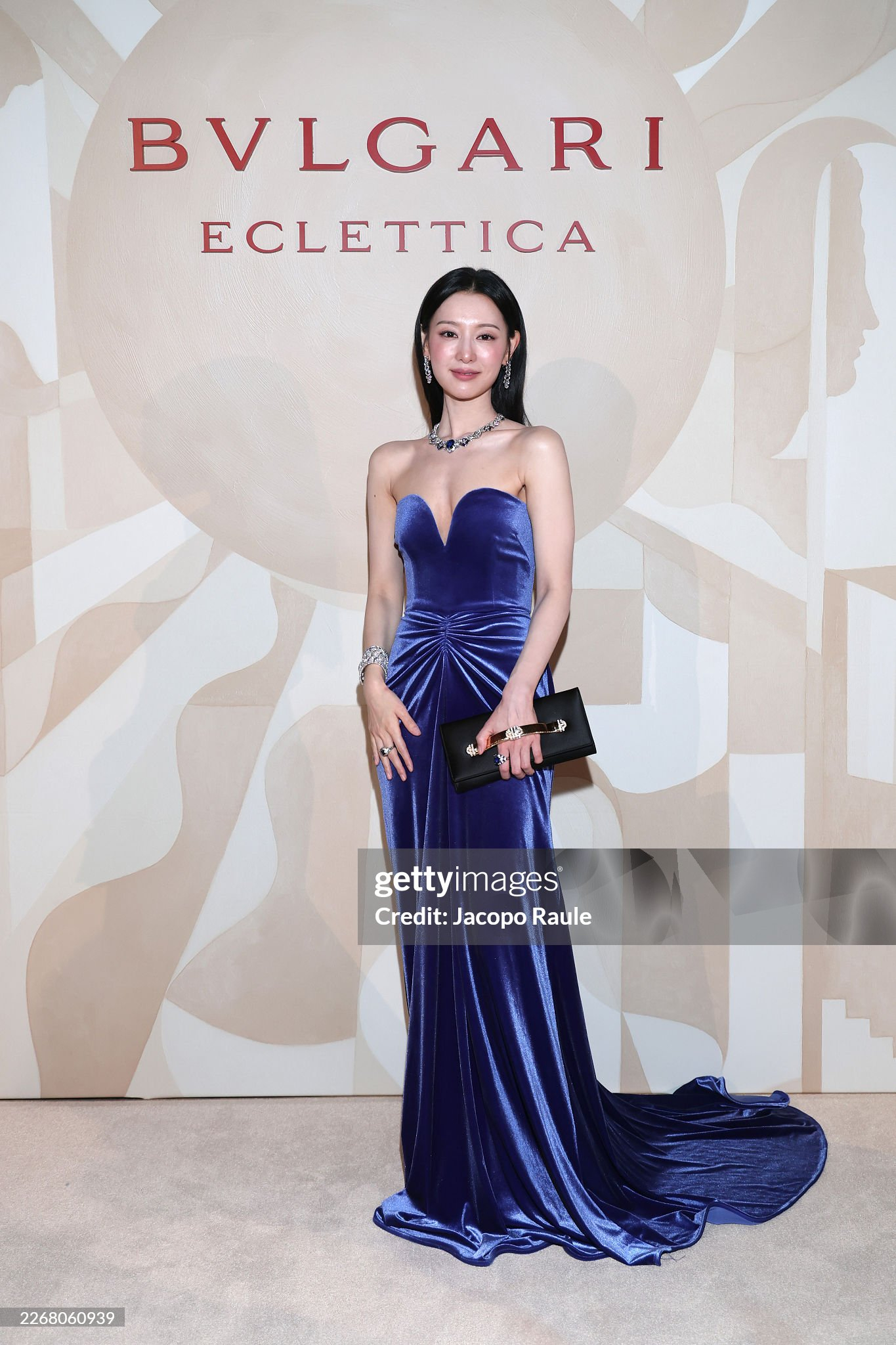 Lưu Diệc Phi, Anne Hathaway và cả dàn sao quốc tế tranh vị trí center trên thảm đỏ, nhiếp ảnh bấm máy mỏi cả tay- Ảnh 7.