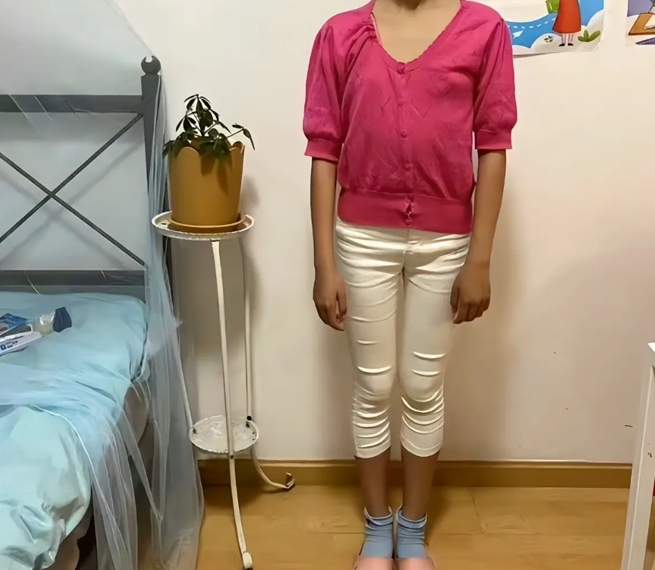 Chiếc quần khiến một bà mẹ bị chê cười: Cho con gái mặc như này, khác nào 