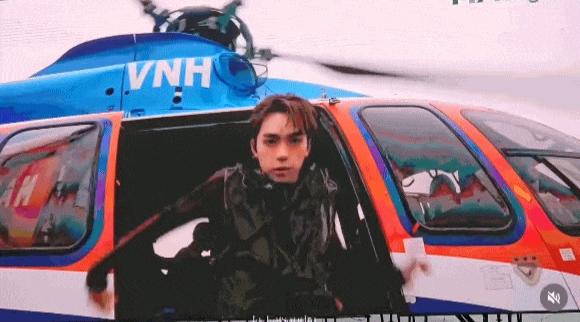 Concert Việt Nam đã đến đẳng cấp này: Nhóm tân binh đi diễn bằng trực thăng, phóng xe 