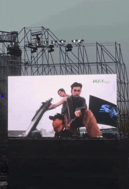 Concert Việt Nam đã đến đẳng cấp này: Nhóm tân binh đi diễn bằng trực thăng, phóng xe 