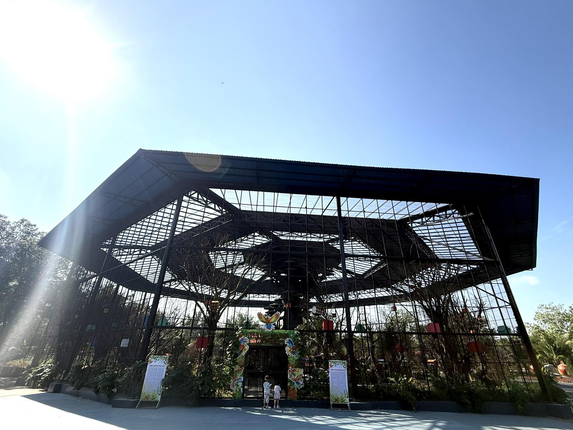 Khu du lịch Đại Nam của vợ chồng bà Nguyễn Phương Hằng từng gây chú ý với công trình quy tụ 800 cá thể quý hiếm với mô hình 