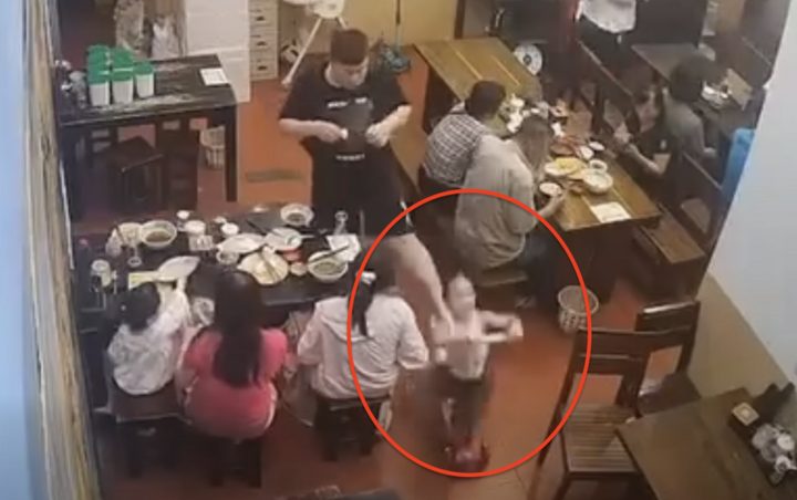 Điều tra nam thanh niên đạp ngã bé gái trong quán ăn gây phẫn nộ- Ảnh 1.