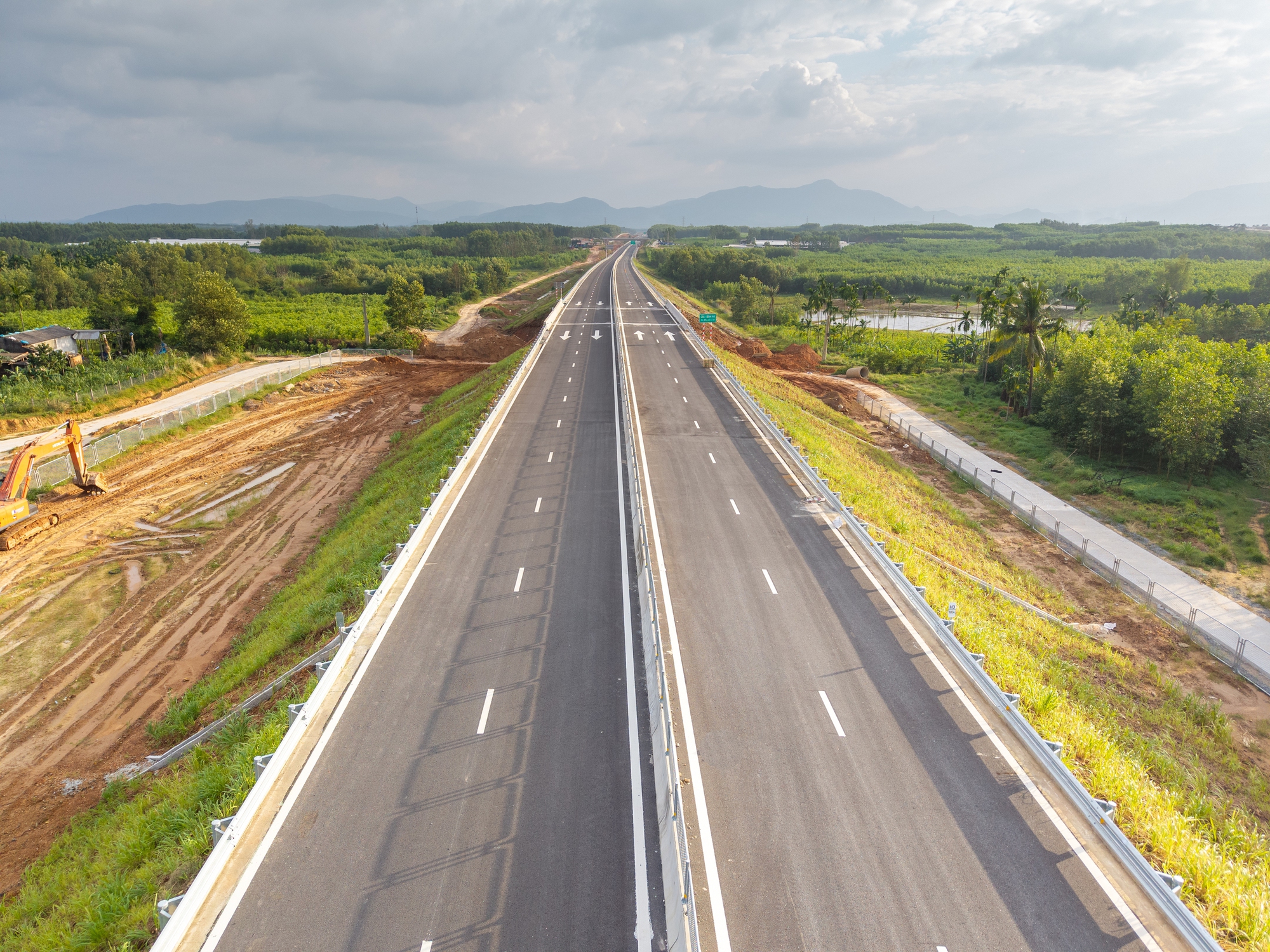 Giữa tháng 4-2026 sẽ thông xe cao tốc Quảng Ngãi - Hoài Nhơn - Ảnh 1.