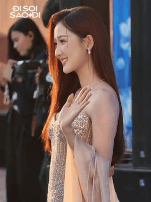 Thảm đỏ Chung kết Miss World Vietnam: Tiểu Vy - Thanh Thuỷ 100 điểm, Ý Nhi tình tứ bên bạn trai, 1 nhân vật xuất hiện thành tâm điểm- Ảnh 15.