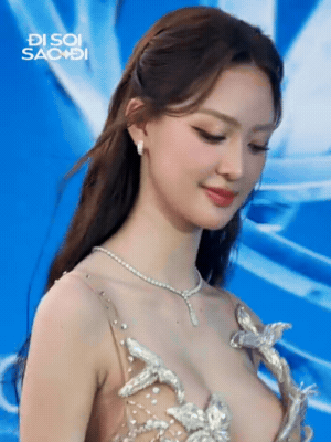 Thảm đỏ Chung kết Miss World Vietnam: Tiểu Vy - Thanh Thuỷ 100 điểm, Ý Nhi tình tứ bên bạn trai, 1 nhân vật xuất hiện thành tâm điểm- Ảnh 14.