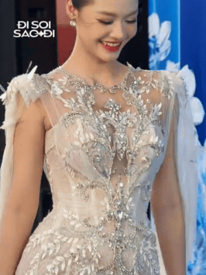 Thảm đỏ Chung kết Miss World Vietnam: Tiểu Vy - Thanh Thuỷ 100 điểm, Ý Nhi tình tứ bên bạn trai, 1 nhân vật xuất hiện thành tâm điểm- Ảnh 12.