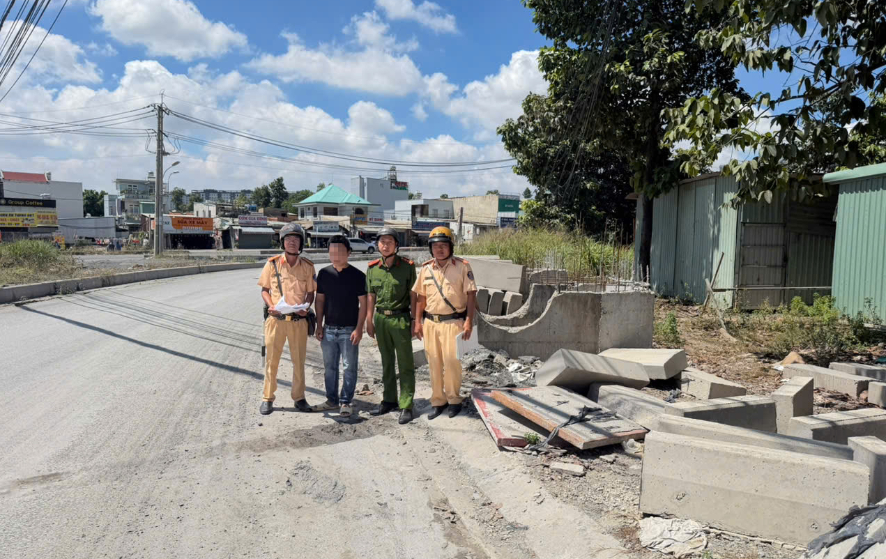 Thi công không gọn, một nhà thầu ở TPHCM bị CSGT phạt - Ảnh 1.
