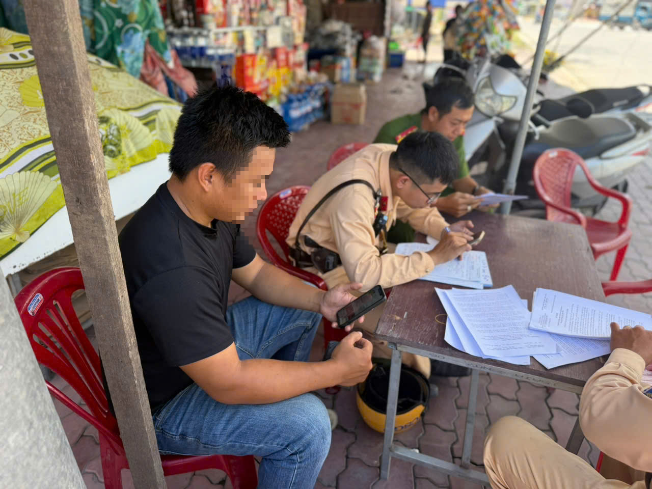 Thi công không gọn, một nhà thầu ở TPHCM bị CSGT phạt - Ảnh 2.