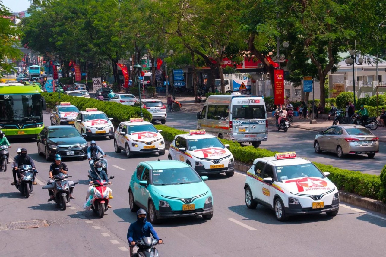 Hà Nội đặt mục tiêu đến năm 2030, toàn bộ taxi chuyển sang xe điện Hà Nội đặt mục tiêu đến năm 2030, toàn bộ taxi chuyển sang xe điện