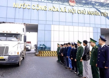 Ngày đầu thông quan cuối tuần tại Bắc Luân II, hơn 50 xe hàng được làm thủ tục