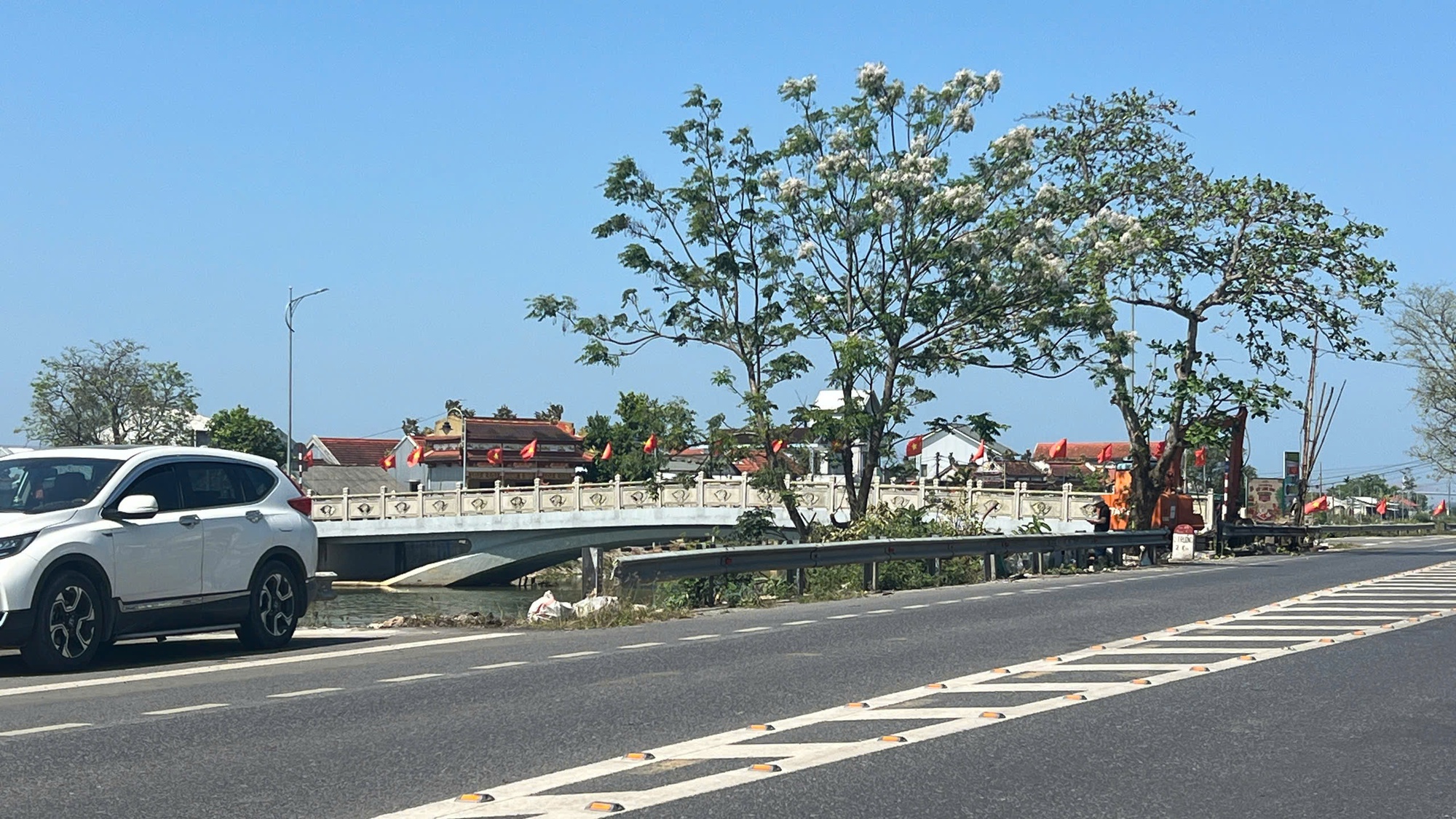 Ông Lững đã rời đi, điểm tắc mặt bằng cầu Mỹ An đã được giải phóng - Ảnh 3.