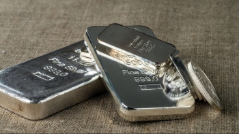 Ngày 14/3: Giá bạc trượt dài khi chịu áp lực từ đà tăng của đồng USD