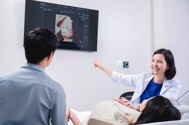 Nữ bác sĩ chữa bệnh cho những em bé nằm trong bụng mẹ: