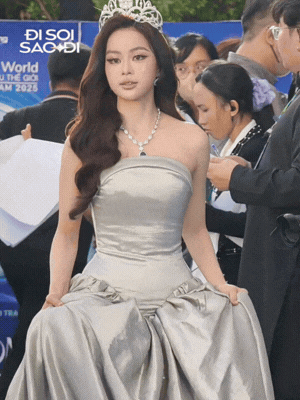 Thảm đỏ Chung kết Miss World Vietnam: Tiểu Vy - Thanh Thuỷ 100 điểm, Ý Nhi tình tứ bên bạn trai, 1 nhân vật xuất hiện thành tâm điểm- Ảnh 3.