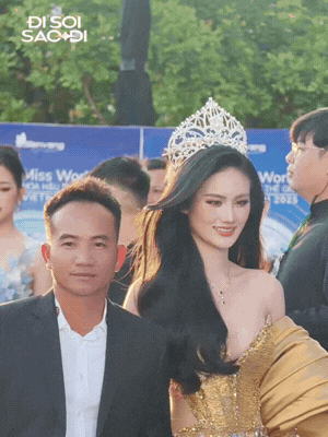 Thảm đỏ Chung kết Miss World Vietnam: Tiểu Vy - Thanh Thuỷ 100 điểm, Ý Nhi tình tứ bên bạn trai, 1 nhân vật xuất hiện thành tâm điểm- Ảnh 1.
