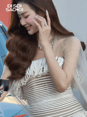 Thảm đỏ Chung kết Miss World Vietnam: Tiểu Vy - Thanh Thuỷ 100 điểm, Ý Nhi tình tứ bên bạn trai, 1 nhân vật xuất hiện thành tâm điểm- Ảnh 8.