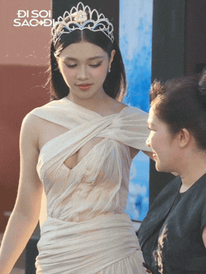 Thảm đỏ Chung kết Miss World Vietnam: Tiểu Vy - Thanh Thuỷ 100 điểm, Ý Nhi tình tứ bên bạn trai, 1 nhân vật xuất hiện thành tâm điểm- Ảnh 4.