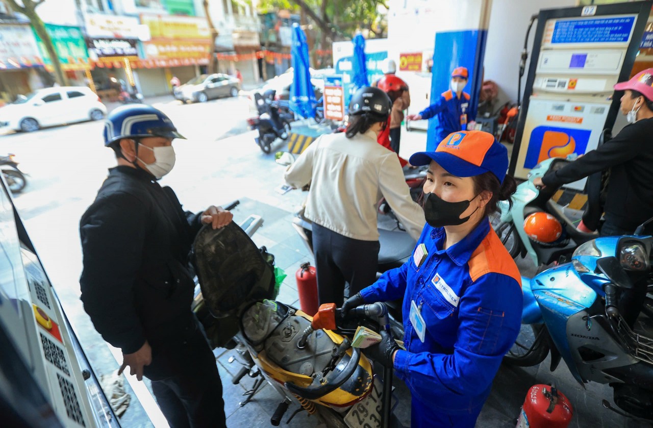 Tối ngày 10/3, giá xăng tiếp tục tăng từ 1.350 đồng/lít - 2.080 đồng/lít