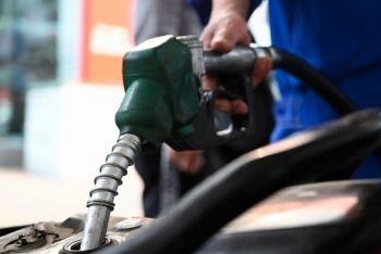 Từ 22 giờ 00 phút ngày 12/3, giá xăng E5RON92 giảm 447 đồng/lít