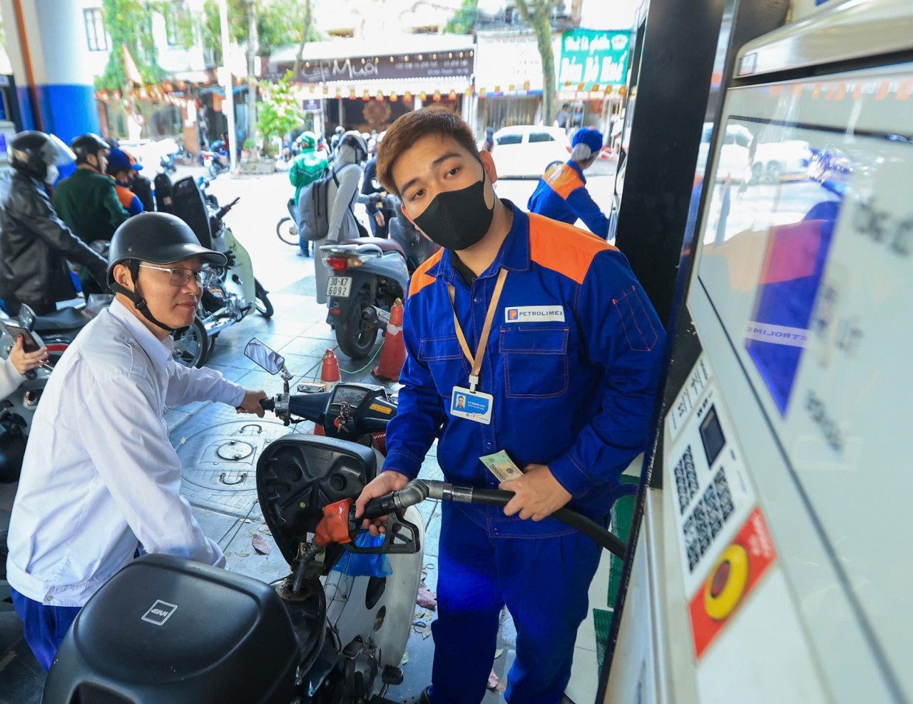 Từ 22h00 ngày 11/3 giá xăng đồng loạt giảm từ 3.619 đồng/lít - 3.880 đồng/lít Từ 22h00 ngày 11/3 giá xăng đồng loạt giảm từ 3.619 đồng/lít - 3.880 đồng/lít