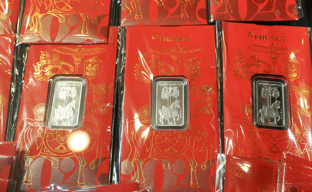 Vàng giữ giá khách hàng đội mưa mua vàng lấy may ngày Thần Tài