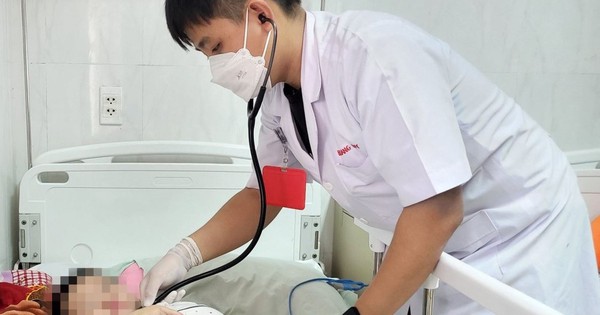 Dấu hiệu bệnh tay chân miệng chuyển bệnh nặng cần đưa đến viện ngay lập tức, kể cả khi trẻ đang chơi