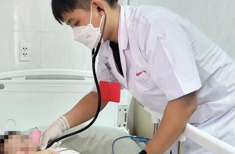 Dấu hiệu bệnh tay chân miệng chuyển bệnh nặng cần đưa đến viện ngay lập tức, kể cả khi trẻ đang chơi