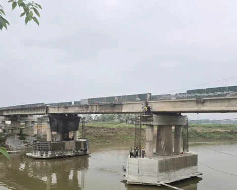 Một cây cầu nối tuyến huyết mạch ở Phú Thọ sửa chữa nhiều năm chưa xong
