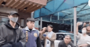 Không phải tin đùa ngày Cá tháng 4: Nam diễn viên bị còng tay, bắt giữ khẩn cấp