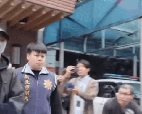 Không phải tin đùa ngày Cá tháng 4: Nam diễn viên bị còng tay, bắt giữ khẩn cấp