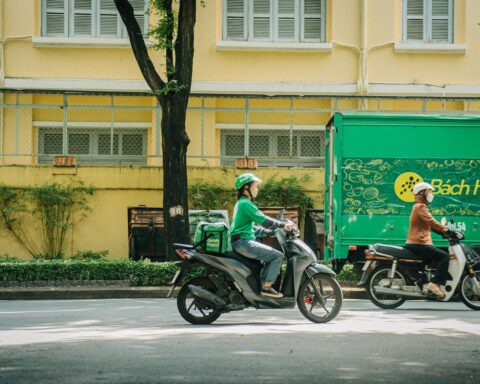 Grab tiếp tục cập nhật về việc hỗ trợ đối tác tài xế xe xăng và xe điện