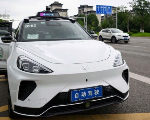 Hơn 100 taxi tự lái đột ngột dừng lại giữa đường phố Trung Quốc, hành khách hoang mang buộc phải kích hoạt SOS tìm đường thoát