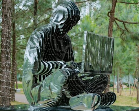 Tượng “cha đẻ” Bitcoin xuất hiện tại Trường Đại học FPT