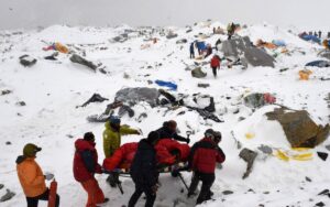 Truy tố đường dây đầu độc 4.782 nhà leo núi Everest để dàn dựng cứu hộ giả, thu lợi bất chính hơn 500 tỷ đồng