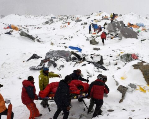 Rúng động thế giới: Đường dây đầu độc 4.782 nhà leo núi Everest để dàn dựng cứu hộ giả, “kiếm chác” hơn 500 tỷ đồng