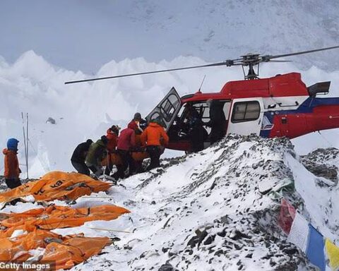 Chi tiết thủ đoạn đầu độc 4.782 nhà leo núi Everest nhằm trục lợi 523 tỷ: Phi công, hướng dẫn viên và cả nhân viên y tế cùng tham gia