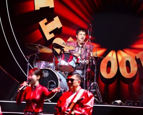 Tổng Giám đốc FPT mặc áo da đinh, đánh trống khuấy động trong một sự kiện quan trọng