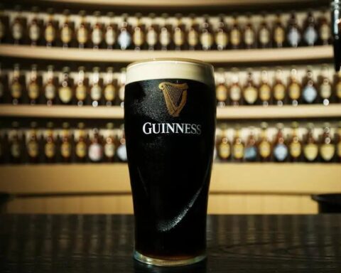 Trí tuệ nhân tạo lấy cảm hứng từ một ngôi sao truyền hình thực tế đã gọi điện đến 3.000 quán rượu để tìm ra cốc bia Guinness rẻ nhất ở Ireland