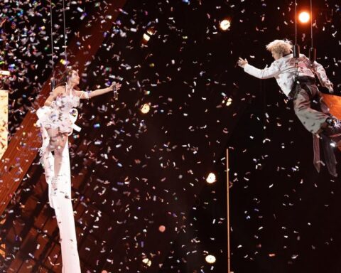 Phương Mỹ Chi lau mồ hôi nhắc từng câu cho RHYDER hát, treo mình trên cao 3m vẫn lên highnote tằng tằng