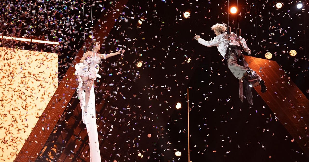 Phương Mỹ Chi lau mồ hôi nhắc từng câu cho RHYDER hát, treo mình trên cao 3m vẫn lên highnote tằng tằng