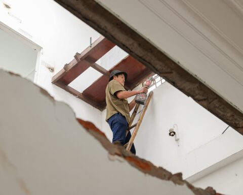 Người dân tháo dỡ tài sản phục vụ dự án mở đường Tam Trinh, Lĩnh Nam