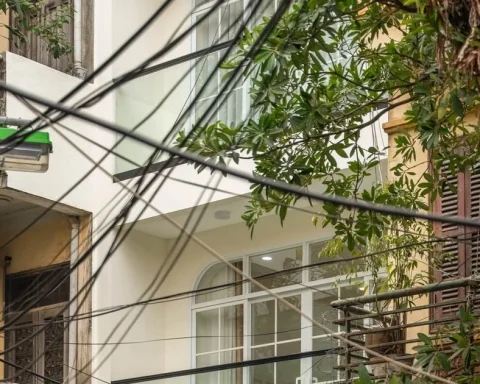 Những ‘đường cong mềm mại’ tạo dấu ấn cho nhà mặt ngõ