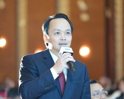 Ca sỹ Tùng Dương hát “Tái sinh” tặng ông Trịnh Văn Quyết