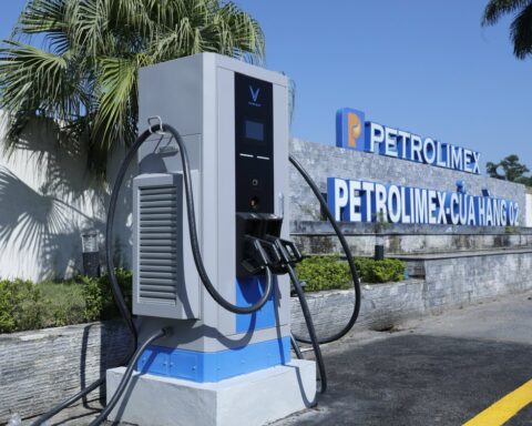 Bán gần 20 triệu tấn xăng dầu, doanh thu của Petrolimex vẫn thua xa Vingroup?