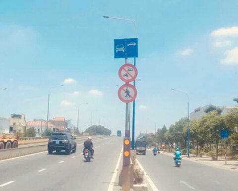 Người dân cần lưu ý khi lưu thông lên cầu vượt ngã tư 550, TPHCM