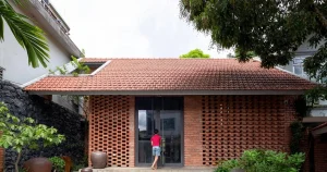 Ý tưởng xây dựng nhà gạch thô mộc cho gia chủ muốn ‘kết nối’ với thiên nhiên