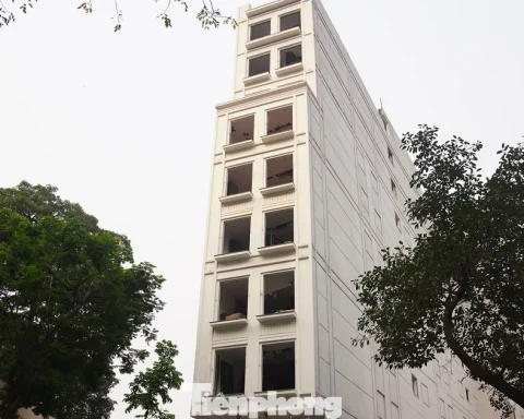 Tháo dỡ công trình khách sạn 9 tầng sát hồ Hoàn Kiếm