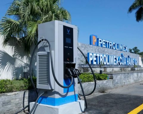 Nhà bán lẻ xăng dầu lớn nhất Việt Nam lo ngại tác động của xe điện