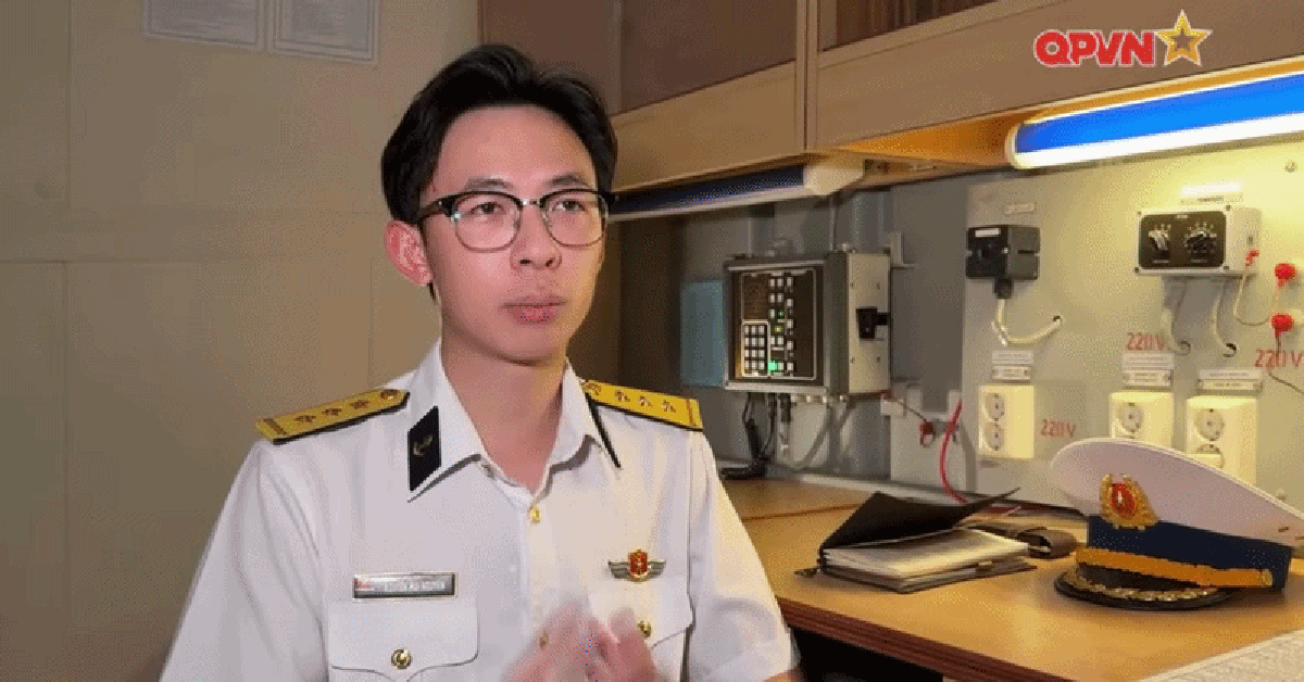 Thượng uý – Trợ lý phòng Đối ngoại, Bộ Tham mưu Quân chủng Hải quân gây sốt: Gương mặt tuấn tú, viết chữ đẹp như giấy khen