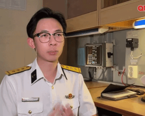 Thượng uý – Trợ lý phòng Đối ngoại, Bộ Tham mưu Quân chủng Hải quân gây sốt: Gương mặt tuấn tú, viết chữ đẹp như giấy khen